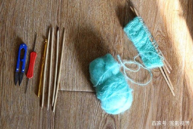 小剪子,毛衣针,各种型号的钩针是姜女士的部分针织工具.